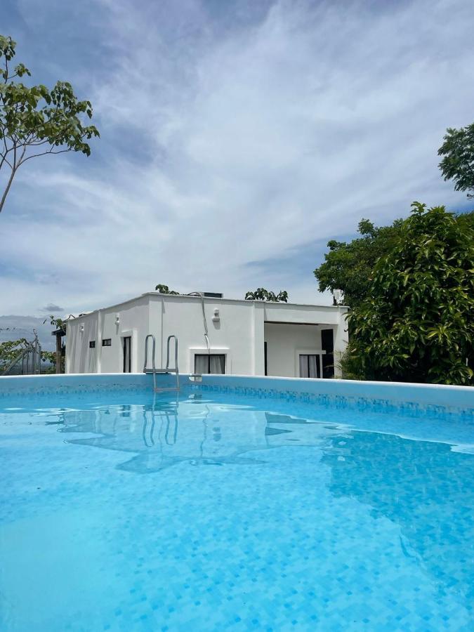 Cabana Campestre Con Piscina En La Hacienda Napoles Doradal Bagian luar foto